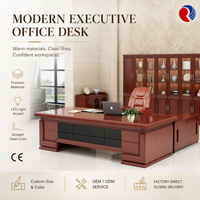 Bureau de direction moderne avec panneau frontal finition brillante effet bois et armoire de rangement latérale