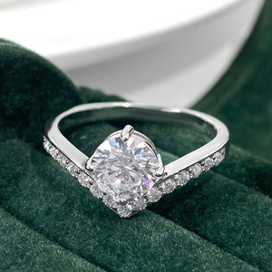Bague de fiançailles en cuivre pour femme, zircon rond, plaqué rhodium, style classique, sertissage à griffes avec pierres latérales - Product Image 1