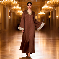 Robe longue ample en satin jacquard à col en V avec broderie dorée et manches évasées pour les occasions de mariage et de banquet