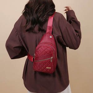 Sac de poitrine matelassé tendance pour femme, bordeaux, résistant à l'eau, plusieurs poches, fermeture éclair, sac bandoulière pour les trajets quotidiens - Product Image 1