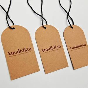 Etiquetas Colgantes Ecológicas de Papel Kraft de Lujo Reciclado Personalizadas con Acabado en Relieve y Logotipo Impreso en Serigrafía para Bolsas de Ropa y Zapatos - Product Image 1