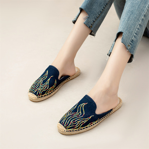 Nouvelle Arrivée Mules Espadrilles Femme en Denim Bleu Marine Brodé à Bout Fermé, Semelle en Jute, Chaussures Décontractées d'Été avec Broderie Flamme - Product Image 6