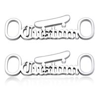 Boucle de lacet en gros conception personnalisée lettres de marque plaque vierge multicolore sculpté logo creux dentelle boucle de verrouillage pendentif en métal