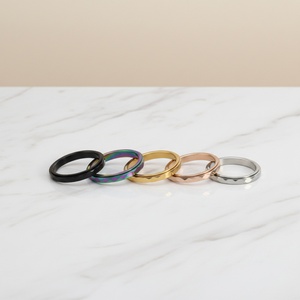 Anillo Giratorio de Acero Inoxidable con Diseño Minimalista en Relieve para Mujer - Product Image 5