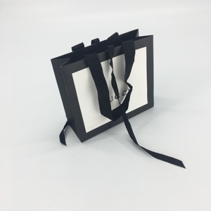 Haute qualité design personnalisé surface texturée <span class=keywords><strong>blanc</strong></span> mat <span class=keywords><strong>et</strong></span> <span class=keywords><strong>noir</strong></span> papier sac à provisions - Product Image 1