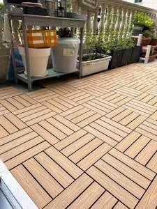 Baldosas de Madera Compuesta de Teca y Arce de Diseño Moderno de la Marca AOLO, 22 mm de Grosor, Sistema de Bloqueo DUAL LOCK, Resistentes al Agua, para Exteriores - Product Image 2