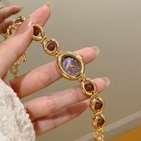 Montre pour femme de style rétro FF haut de gamme avec fausses perles ; Montre-bracelet à quartz ovale, légèrement luxueuse, inspirée des meilleures ventes