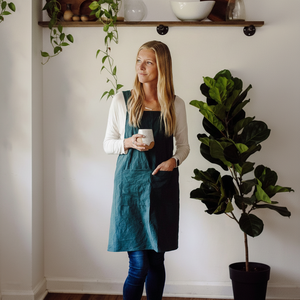 Delantal de jardín y granja de lino para mujer con bolsillos para profesores y cocineros - Product Image 1