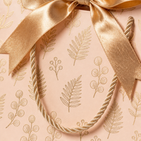 Sac cadeau en papier rose pêche avec logo personnalisé, imprimé botanique doré, poignée en corde métallique, nœud en satin, luxe, écologique, vente en gros