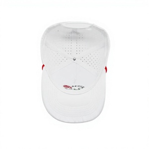 Gorra de 5 Paneles Blanca Personalizada al por Mayor, Estructurada, de Perfil Medio, con Visera Precurvada, Perforada con Corte Láser, con Cuerda Roja y Logotipo Bordado - Product Image 3