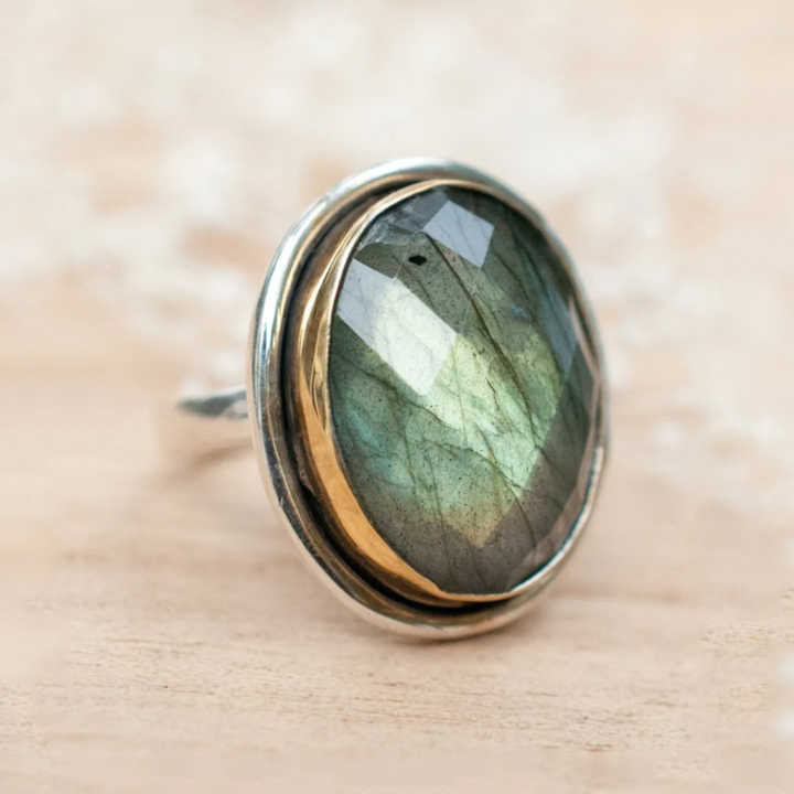 Bagues en labradorite pour femmes audacieuses et passionnées