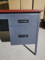 Bureau de direction contemporain à double piétement de 60 po de large avec 2 tiroirs de classement, design modulaire, structure en fer