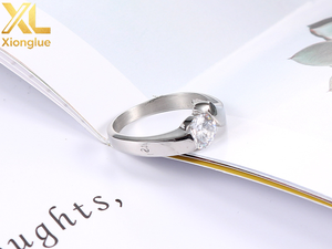 Bague unisexe polyvalente plaquée or 18 carats avec serti griffe, forme géométrique ornée de diamants, style simple et tendance, personnalisable - Product Image 6