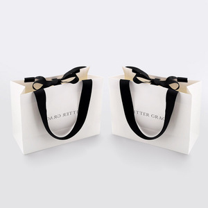 <span class=keywords><strong>Sacs</strong></span> cadeaux personnalisés imprimés avec votre propre logo avec poignées en ruban pour les achats de <span class=keywords><strong>sacs</strong></span> en papier de mariage - Product Image 4