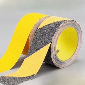 Ruban adhésif PVC imperméable antidérapant à une face, à activation par l'eau, à base de colle thermofusible, facile à installer, pour un avertissement de sécurité rapide sur les escaliers - Product Image 3