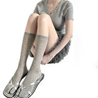 Chaussettes fines mi-mollet à deux orteils, style décontracté, gris blanc laiteux, en coton tricoté plat uni, polyvalentes et ajustées