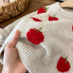 Cardigan in <span class=keywords><strong>maglia</strong></span> di cotone acrilico stile coreano per bambine, nuova collezione Autunno/Inverno 2026, giacca chic con stampa fragola per bambini - Product Image 4