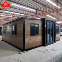Maison préfabriquée extensible de 20 pieds avec cadre noir, finition en palissandre, deux chambres et une salle de bain.