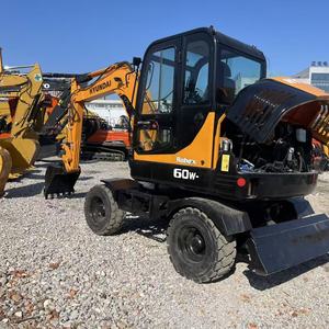 Excavatrice sur pneus Hyundai 6 tonnes avec godet de 0,25 m et moteur de 44,3 kW - Product Image 1