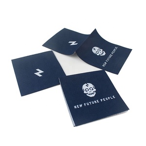 <span class=keywords><strong>Couture</strong></span> sur logo personnalisé bon marché pli central damassé vêtement tissu tissé marque vêtements étiquettes principales étiquettes pour vêtements - Product Image 1