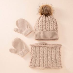 Ensemble tricoté chaud 3 pièces pour enfant : bonnet à pompon, écharpe et gants tactiles d'hiver – Cadeau idéal pour bébé - Product Image 4