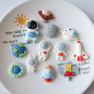 Ciondoli in resina all'ingrosso telefono cellulare alla rinfusa di ciondoli spazzatura per telefoni spaziali astronauta in resina Charms - Product Image 1