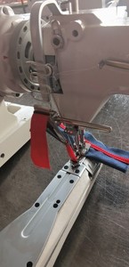 Zoyer ZY928 3 Needle Cantilevered Cylinder-type Chain Stitch Industrial <b>Sewing</b> <b>Machines</b> Price - Product Image 4