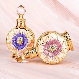 Flacons de parfum arabes en or gravés sur mesure en gros pour femmes avec un parfum sucré longue durée et des flacons en verre fantaisie - Product Image 1