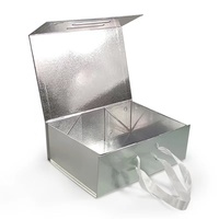 Boîte en papier personnalisée de luxe à rabat magnétique pour vêtements, boîtes cadeaux pliables à fermeture magnétique avec rubans