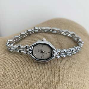 Montre pour femme tendance et polyvalente, design à épines gris argenté, vente <span class=keywords><strong>en</strong></span> <span class=keywords><strong>direct</strong></span> - Product Image 3
