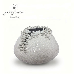 Vase à fleurs en céramique irrégulière blanche gaufrée JIATONG, art moderne, OEM Jingdezhen 1077 - Product Image 1