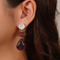 Boucles d'oreilles en coquillage blanc naturel 18*52mm avec pendentif en quartz fraise et améthyste de forme géométrique, serti à griffes plaqué or
