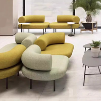 Canapé modulaire en bouclette, canapé lounge à profil bas avec dossier à traverses, assise incurvée et arrondie pour hall d'hôtel, salle d'attente, salon
