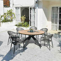 Ensemble de table et chaises de luxe personnalisé pour l'extérieur, idéal pour piscine ou jardin, parfait pour les événements.
