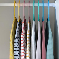 Usine personnalisé coloré en plastique enfants enfant manteau cintre organisateur pour garde-robe et espace de blanchisserie cintre en plastique