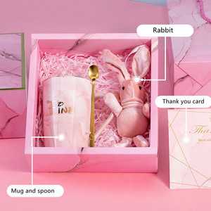 Artículos de venta rápida Hermosa Taza de cerámica Rosa alta Cuchara Toalla de oso de peluche o conejo rojo de red para regalos de recuerdo de boda personalizados - Product Image 1