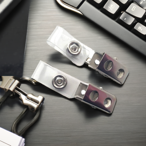 Porta Badge in Metallo con Clip e Cinturino in Vinile Morbido, Supporto Versatile per Documenti e Accessori con PVC Trasparente Pieghevole - Product Image 4