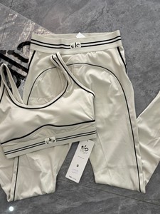 Vente en gros - Nouvel ensemble de vêtements de yoga pour femmes, tenue de fitness ajustée, marque célèbre, pantalon de yoga sans manches, ensemble 2 pièces pour femmes - Product Image 2
