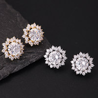 Anting-anting Stud Halo Bunga Matahari Mewah Bertabur CZ, Lapisan Emas 18K, Perhiasan Kuningan, Hadiah Pernikahan/Pesta untuk Wanita