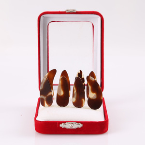 เล็บปลอมเรซิ่น ความยาวปานกลาง แบบกดติด 12 ชิ้น บรรจุกล่อง - Product Image 1