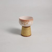 Mug à café en céramique moderne avec base en bambou tissé à la main, motifs en relief élégants, emballage écologique réutilisable en carton