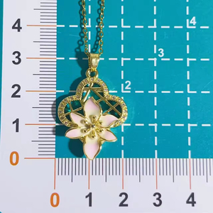 Collier tendance en acier inoxydable plaqué or 18 carats avec pendentif fleur en cristal brillant et émail coulant pour femmes et jeunes filles - Product Image 5