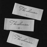 Étiquettes de vêtements tissées sur mesure de luxe - Texture satinée damassée, pliées simples, pour la couture du col, vêtement biologique