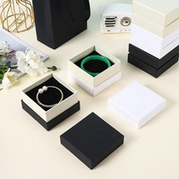 Boîte à bijoux rigide en carton crème avec couvercle, personnalisable avec logo, boîte cadeau carrée en papier pour emballage de bracelets, bagues, colliers et boucles d'oreilles