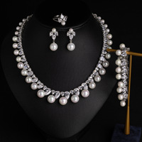 Nouvel ensemble de bijoux de luxe pour femme avec collier, boucles d'oreilles, bracelet et bague en zircon cubique et perles, idéal pour mariages, bals de promo et soirées.