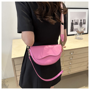 NOUVEAU <span class=keywords><strong>Sac</strong></span> à bandoulière en PU pour femme avec larges bretelles et chaînes, idéal pour l'automne/hiver – <span class=keywords><strong>Sac</strong></span> fourre-tout durable et portable - Product Image 4