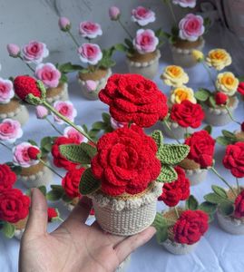 Nuova decorazione creativa per auto per la casa fatta a mano con vaso di lana lavorato a maglia con fiori e piante in vaso campana di rosa - Product Image 1