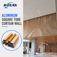 Cloison décorative linéaire en tube carré d'aluminium à espacement personnalisé pour mur rideau, idéale pour les zones de réception de bâtiments commerciaux et les extérieurs.