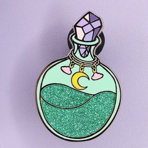 Spille da bavero all'ingrosso con motivo personalizzato: Pozione Magica delle Streghe, Luna nella Bottiglia, Farfalla, in smalto duro o morbido - Product Image 1