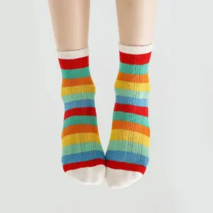 4 paires de chaussettes pour filles Motif de chenille mignonne de dessin animé Chaussettes rayées confortables et respirantes pour garçons et enfants - Product Image 5